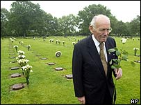 veterano em cemitério na Normandia