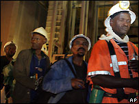 Південноафриканських шахтарів повільно підіймають на поверхню