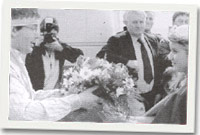 Ffion James yn cyflwyno'r Aberthged i Huw Goronwy.