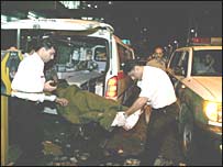 انتقال قربانی انفجار تهران به آمبولانس