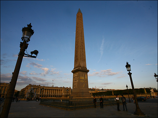 埃及卢克索圣殿门口本来有两根石柱，但其中一根后来被运到巴黎和谐广场。埃及当局一直希望能够“物归原主”。