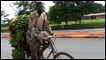 Homem vendendo banana no Burundi