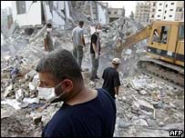 Libaneses examinam destroços de um prédio em Tyre, no sul do Líbano