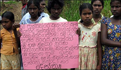 Veddhas in Rathugala protesting against the land grab (photo: Wasantha Chandrapala)