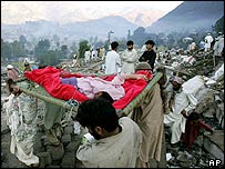 بالاکوٹ میں لوگ جنازہ لےجاتے ہوئے