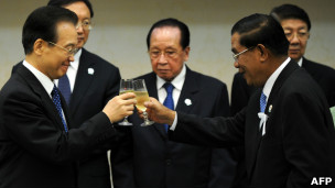 中國總理溫家寶與柬埔寨總理洪森相互敬酒