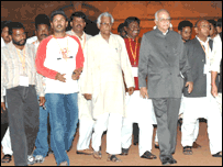 राष्ट्रपति से मिलकर बाहर आते एनडीए नेता