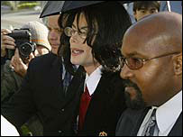 माइकल जैक्सन आरोपों से इनकार करते हैं