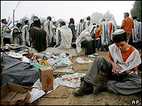 از چند روز قبل، مخالفان تخليه آبادی های يهودی نشين تظاهرات اعتراض آميز برگزار کردند