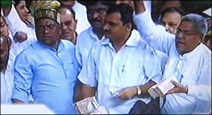 संसद में नोट दिखाते भाजपा सांसद ( सौजन्य लोकसभा टीवी)