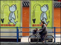 Mulher passa por cartazes anti-Sars na China