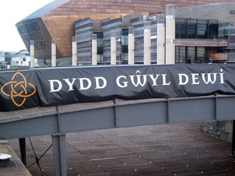 Dydd Gwyl Dewi 2006 oedd diwrnod agoriad swyddogol y 'Senedd' - adeilad newydd Cynulliad Cenedlaethol Cymru.