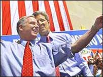 John Kerry (sağda) ve Howard Dean bir kampanya mitingi sırasında