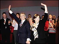 布莱尔夫妇挥手