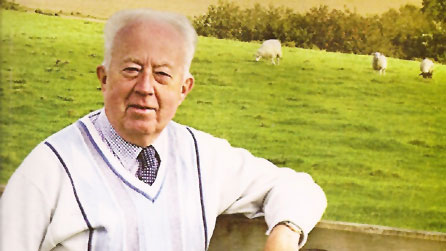 Yr awdur ar glawr y gyfrol