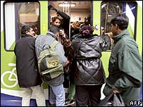 Usuários tentam entrar em trem em Paris