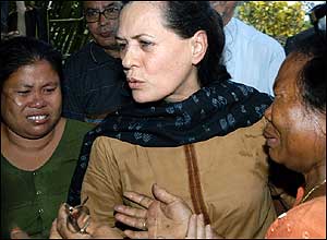 सोनिया गाँधी ने प्रभावित इलाक़ों का दौरा किया