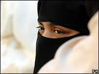 Peçe takan bir kadın