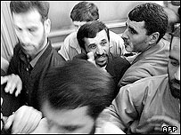 محمود احمدی نژاد در میان محافظان