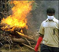Militante do grupo Tigres Tamêis se afasta de fogueira com corpos em Mullativu