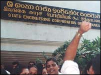 Workers picket before PM's office