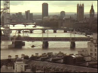 Pontes do rio Tâmisa com Big Ben ao fundo