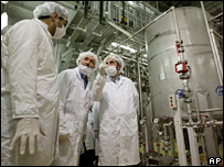 نمایندگان ایرانی هنگام بازدید ار مرکز فرآوری اورانیوم