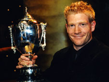 Iwan Thomas gyda thlws Personoliaeth Chwaraeon Cymreig y Flwyddyn 1998