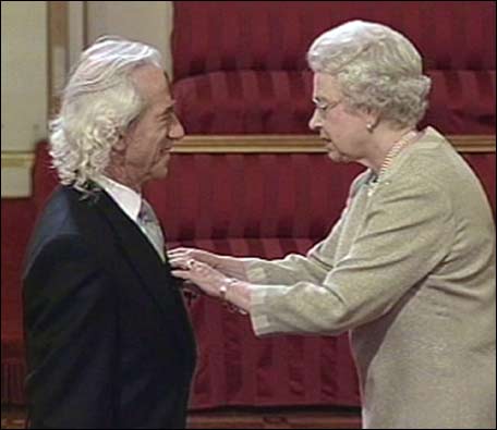 "Ее Величество Елизавета II вручает Севе Новгородцеву знак Ордена Британской империи, 27 апреля 2005 г."