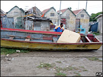 Tàu về bến Kingston để tránh bão