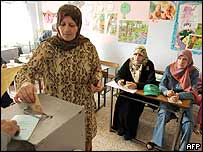 Mulher vota no sul do Líbano