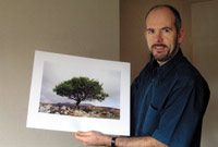 Y ffotograffydd Aled Rhys Hughes 