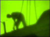 दीवार बनाते अमरीकी सैनिक