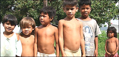 Trẻ em ở khu bảo tồn Uatuma, rừng rậm Amazon