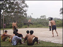 مردان پينگ لينگ واليبال بازی می کنند