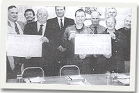 Y Clwb Hogia'n cyflwyno sieciau i'r Ambiwlans Awyr a Bad Achub Moelfre