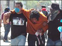 دوه تنه چې ناروغ سره مرسته کوي