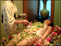 Mulher coberta de sushi em Kunming