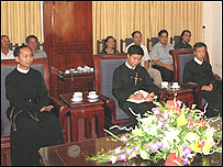 Các linh mục nhà thờ Thái Hà làm việc tại UBND Quận (ảnh Vietcatholic.net)