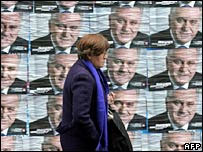 Sırbistan'da seçim afişleri