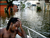 نیو آرلینز چھوڑنے والے شہریوں کی گاڑیاں