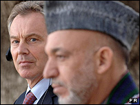 تونی بلر در کنار حامد کرزی رئیس جمهور افغانستان