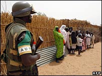 یک صلحبان در حال انجام وظیفه در دارفور