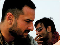 سیف علی خان اور اجے دیوگن  فلم اوم کارا کے ایک منظر میں