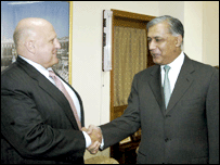 پاکستانی وزیر خزانہ شوکت عزیز امریکی نائب وزیر خارجہ کے ساتھ