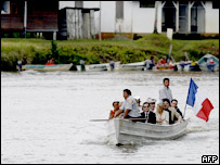 Sarkozy e sua comitiva fazem passeio de barco pelo rio Oiapoque