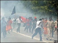 پليس برای متفرق کردن هواداران ملی گرايان به استفاده از گاز اشک آور متوسل شد