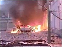 اتومبيلی در نزديکی کنسولگری ايتاليا در بنغازی می سوزد