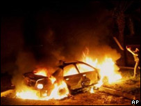 El Fetih taraftarlarıın ateşe verdiği bir araç