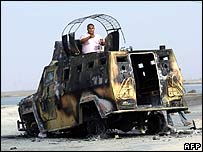 یک خودروی سوخته ارتش عراق در بصره